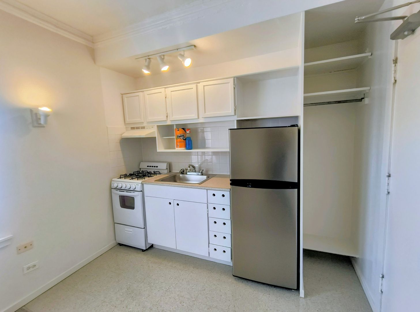 Chicago Apartment: 5734 N Winthrop Ave