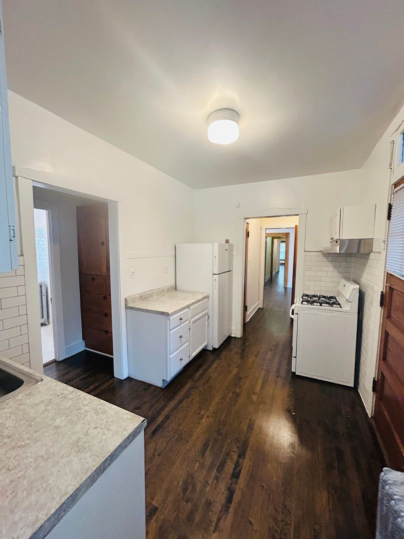Chicago Apartment: 5752 N Winthrop Ave