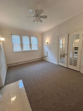 Edgewater Beach Studio! Public Transit, Shopping, Bike Paths and Minutes to Downtown Chicago! – photo 1