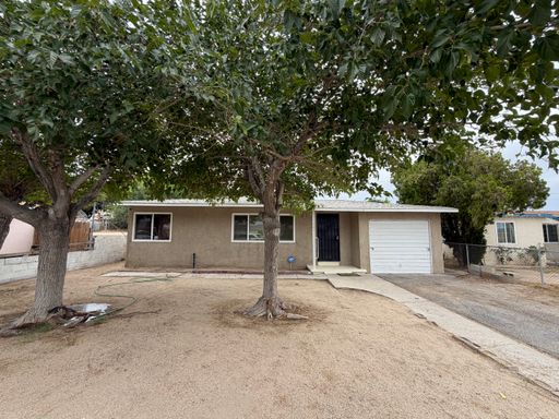 **MOVE IN SPECIAL - 1/2 OFF 1ST MONTH'S RENT OAC ( 650+ Credit Score) ON A 1 YEAR LEASE** 4 Bedroom 2 Bathroom House with Fenced Yard & 1 Car Garage – photo 1