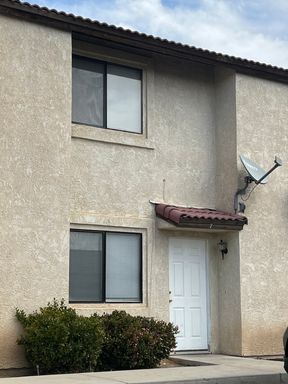 2 Bedroom 2 Story Townhouse with 1 Car Garage – photo 1