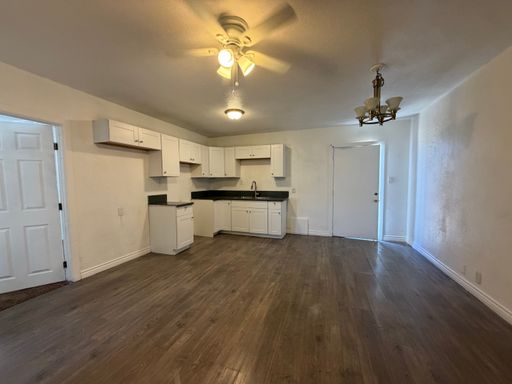 MOVE IN SPECIAL!! 1/2 OFF 1ST MONTH'S RENT ON APPROVED CREDIT WITH 1 YEAR LEASE! 4 Bedroom 2 Bathroom House – photo 1
