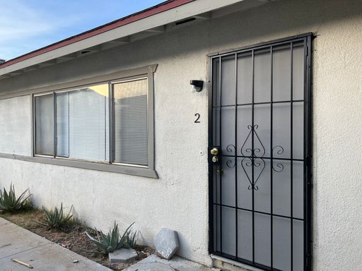 Remodeled 2 Bedroom 1 Bathroom Apartment with 1 Car Garage – photo 1