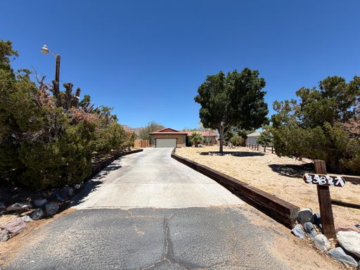 Beautiful 3 Bedroom House Located on Calico Lake