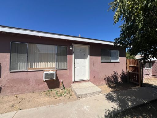 MOVE IN SPECIAL! 1ST MONTH RENT FREE ON APPROVED CREDIT WITH 1 YEAR LEASE! 2 Bedroom 1 Bath Duplex Centrally Located