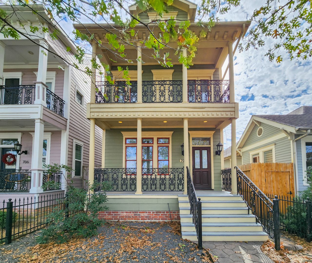 Houston House: 704 E 9th Street