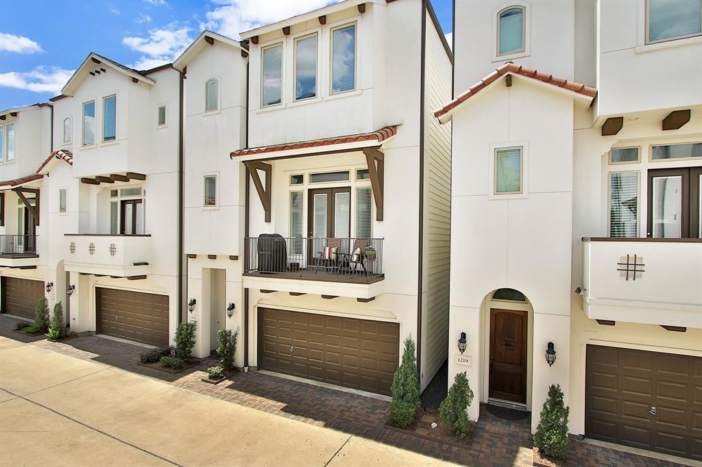 Houston House: 1221 Bonner St