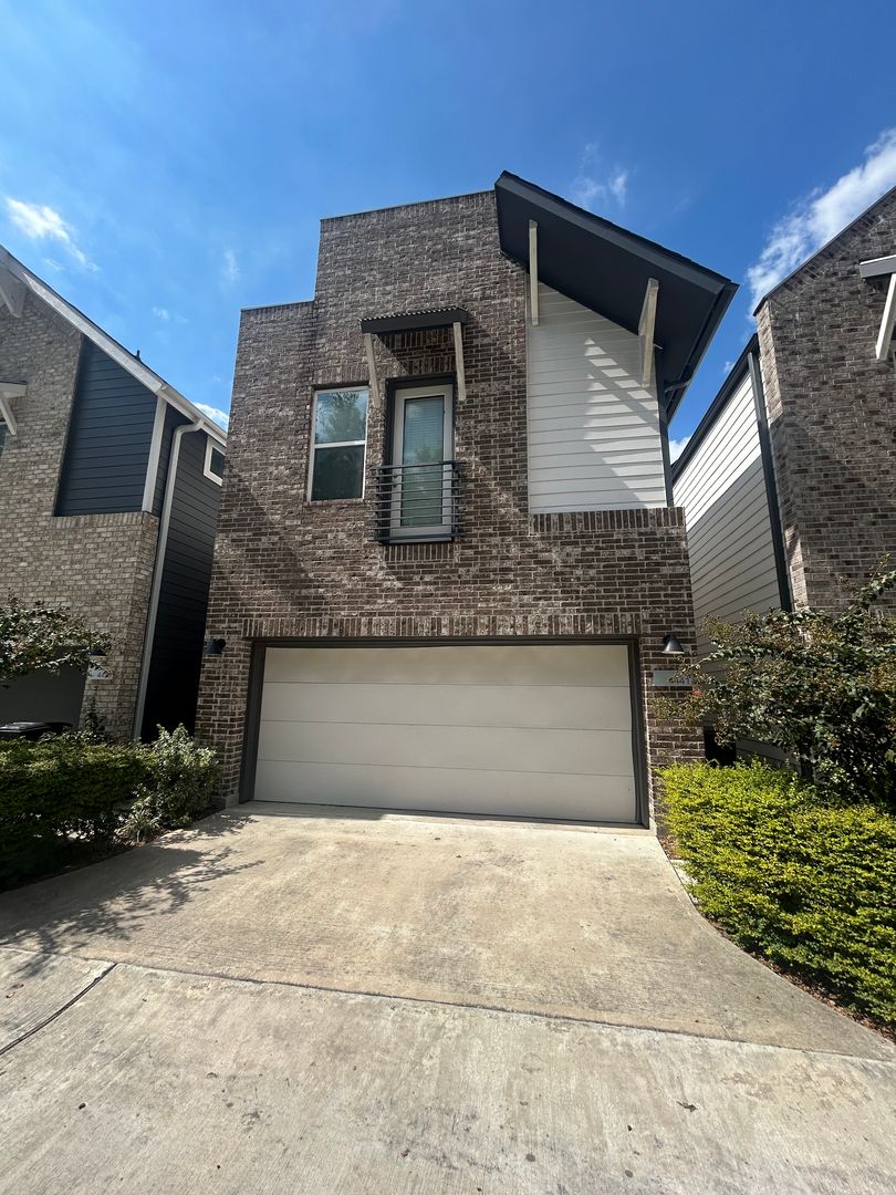 Houston House: 4441 Whitney Oak Lane