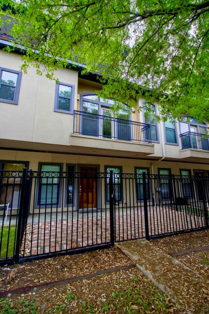 Houston Townhome: 1113 Saint Charles St