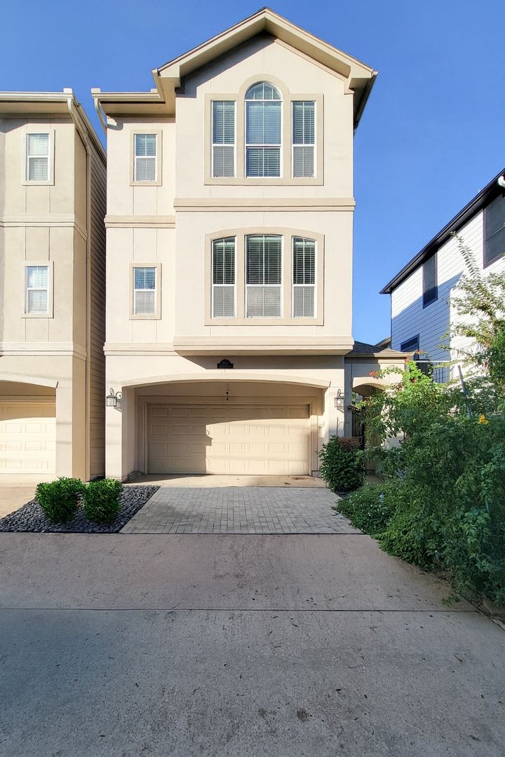 Houston House: 5514 Feagan St