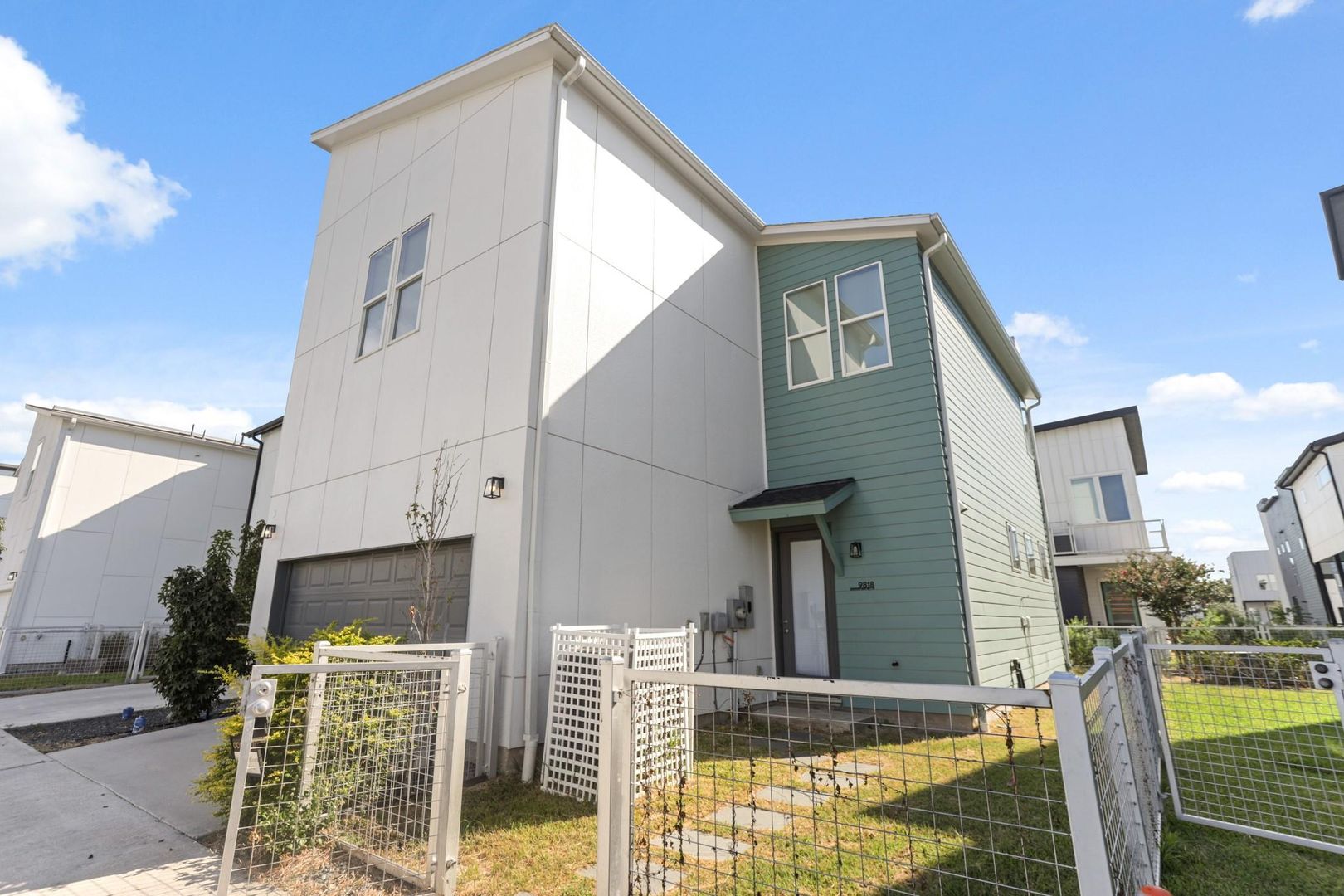 Houston House: 9818 Mocking Bird Hill Ln