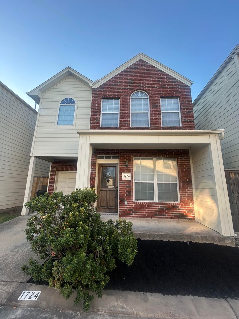 Houston House: 1724 Aden Mist Dr