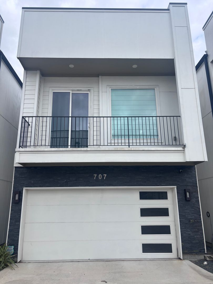 Houston House: 707 Apogee Trl