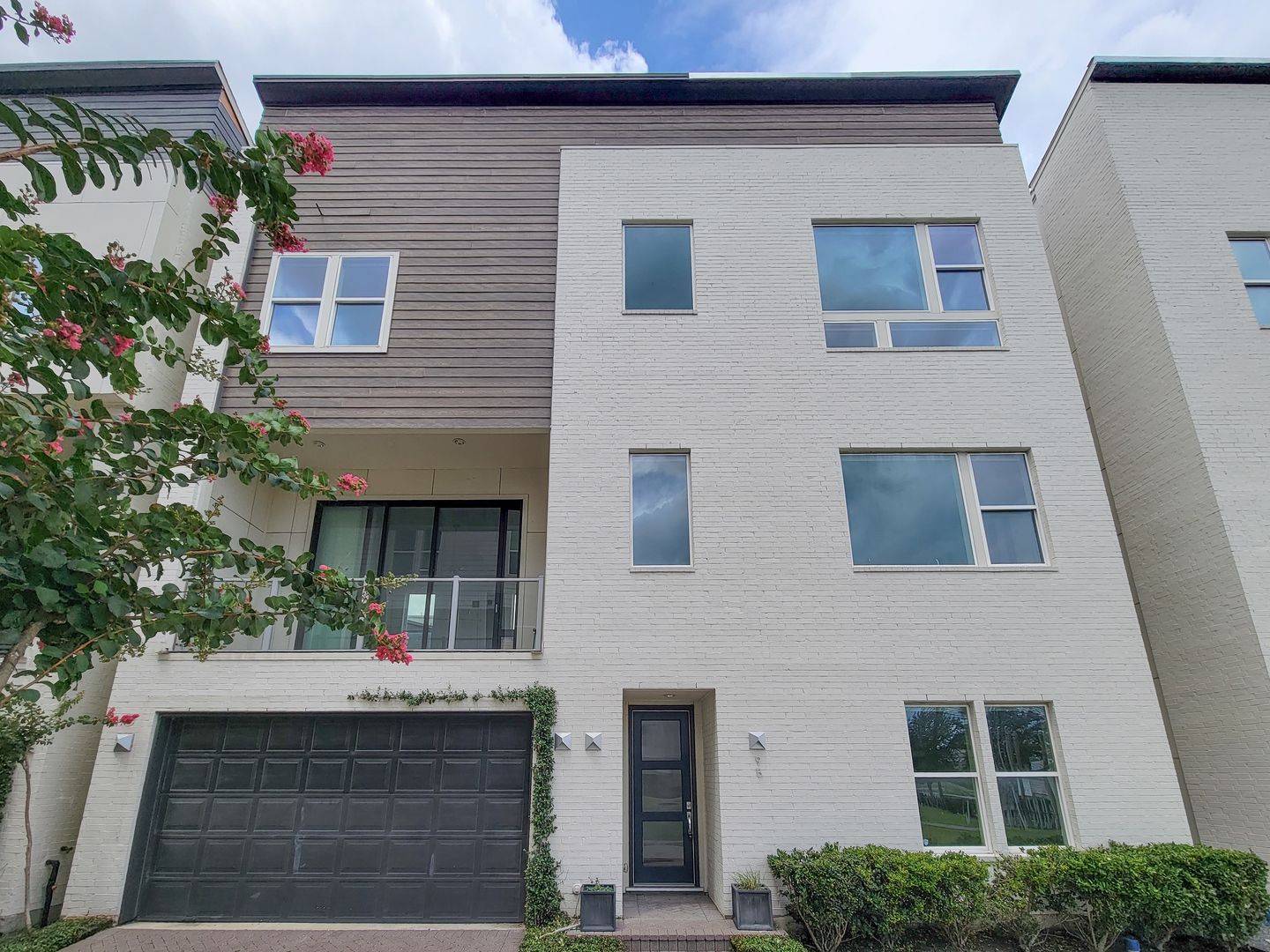 Houston House: 9 N St Charles St #B