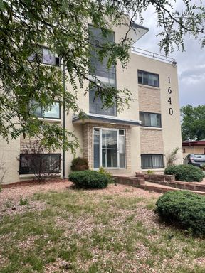 Spacious 1 Bed 1 Bath Coming Soon in Aurora! – photo 1