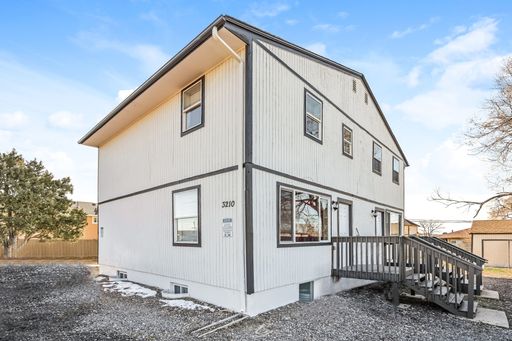 Amazing Opportunity! 3 Bed 1 Bath Townhouse! with One Car Garage! – photo 1
