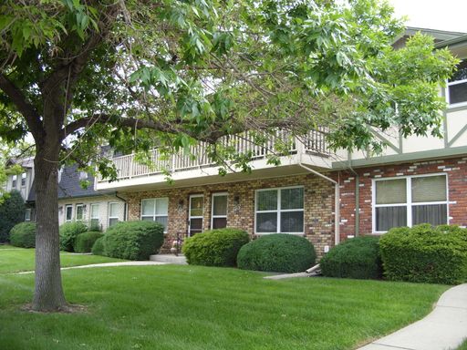 Beautiful Townhome in Prime Lakewood Location – photo 1