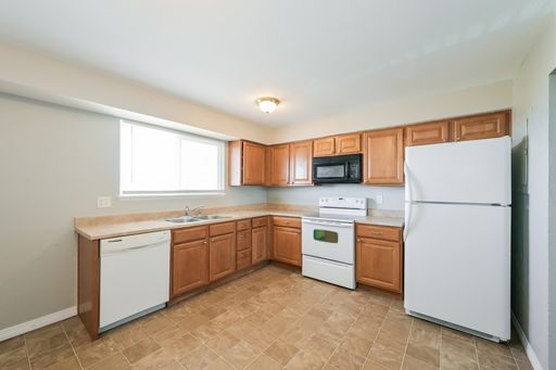 Save $1495! Clean and spacious 3 bed, 1 bath.960 Bishop Court Unit A – Prime Location Living. Laundry in unit!