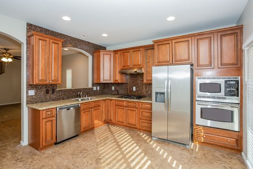 READY FOR YOU TO MOVE IN! BRIGHT & SPACIOUS 3-Bedroom Home near Farm Road and N. Grand Canyon Drive! – photo 1