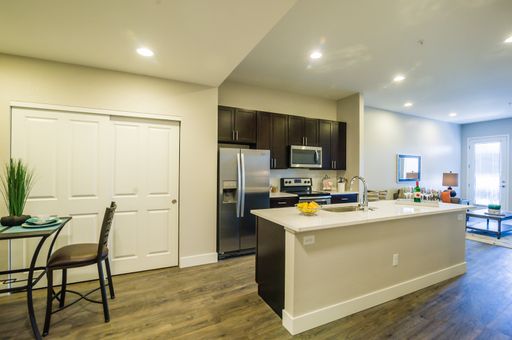 Large 2 Bed 2 Bath Unit with 3rd Flex Room Perfect for Home Office! Reserved Parking, Private Balcony, City Views! – photo 1