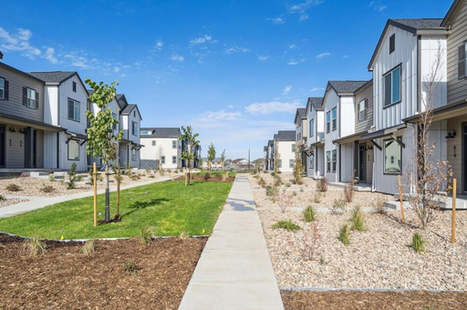 FREE RENT! 8 weeks FREE on 3 bedrooms, Move in NOW! Deposits only $1,000 – photo 1