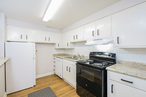 Available Now! 2nd Floor 2 Bed 1 Bath Apartment Near Regis University and Berkeley Lake! – photo 1