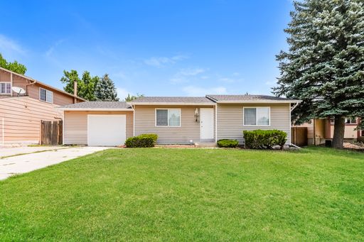 Spacious 4 Bedrooms 2 Bathrooms Ranch with A/C! FREE 55” TV IF MOVED IN BY 9/15! – photo 1