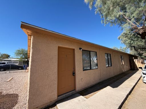 Renovated 3 bedroom with yard for rent in Tucson – photo 1
