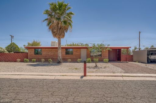 Eastside 3 Bedroom with large yard! – photo 1