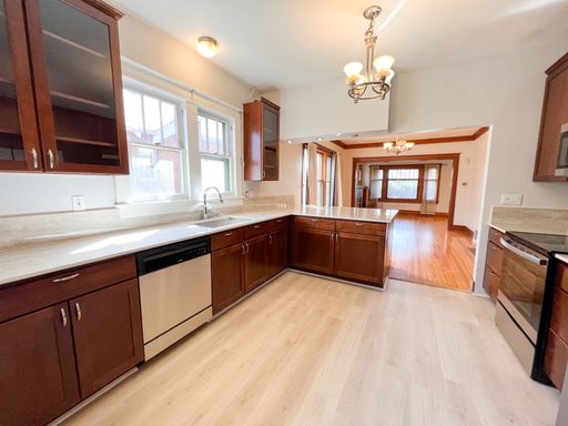 Beautifully Updated Congress Park Bungalow in a Prime Location – photo 1
