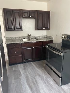 COMING SOON! RENT UNDER $900! - Inviting 2 Bed 1 bath Close to I-17 Unit 4 – photo 1
