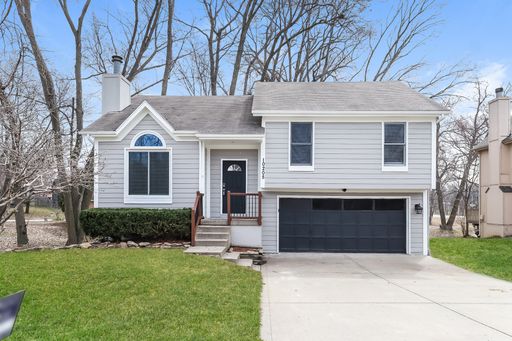 Wonderful 3 Bed/ 3 Bath split-level home in Wildwood West! Features a spacious kitchen! – photo 1