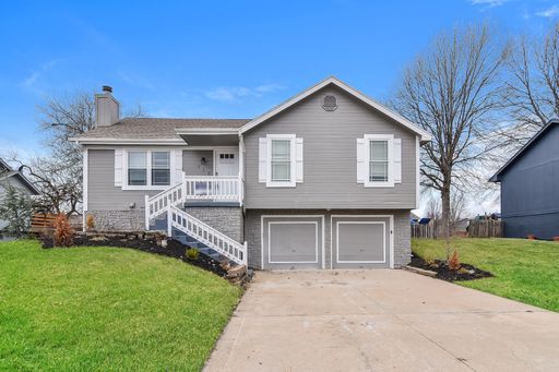 Amazing and renovated 4 Bed/3 Bath home located in Raymore! Coming soon!!! – photo 1