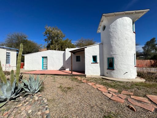 Central - One Bedroom House - Unique - Must See – photo 1