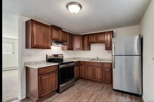 Cozy and well-located 2-bedroom, 1-bath apartment in Wheat Ridge available September!