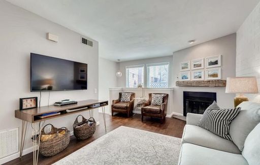 Charming 2-Bedroom Townhome in Mayfair Neighborhood – photo 1