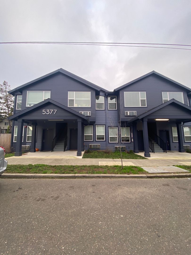 Portland Apartment: 5377 SE 18th Ave