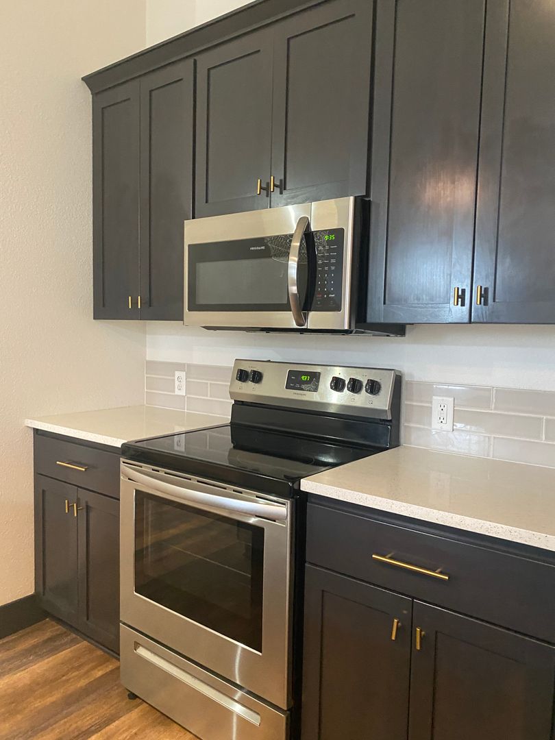 Newberg Apartment: 601 S Wynooski St