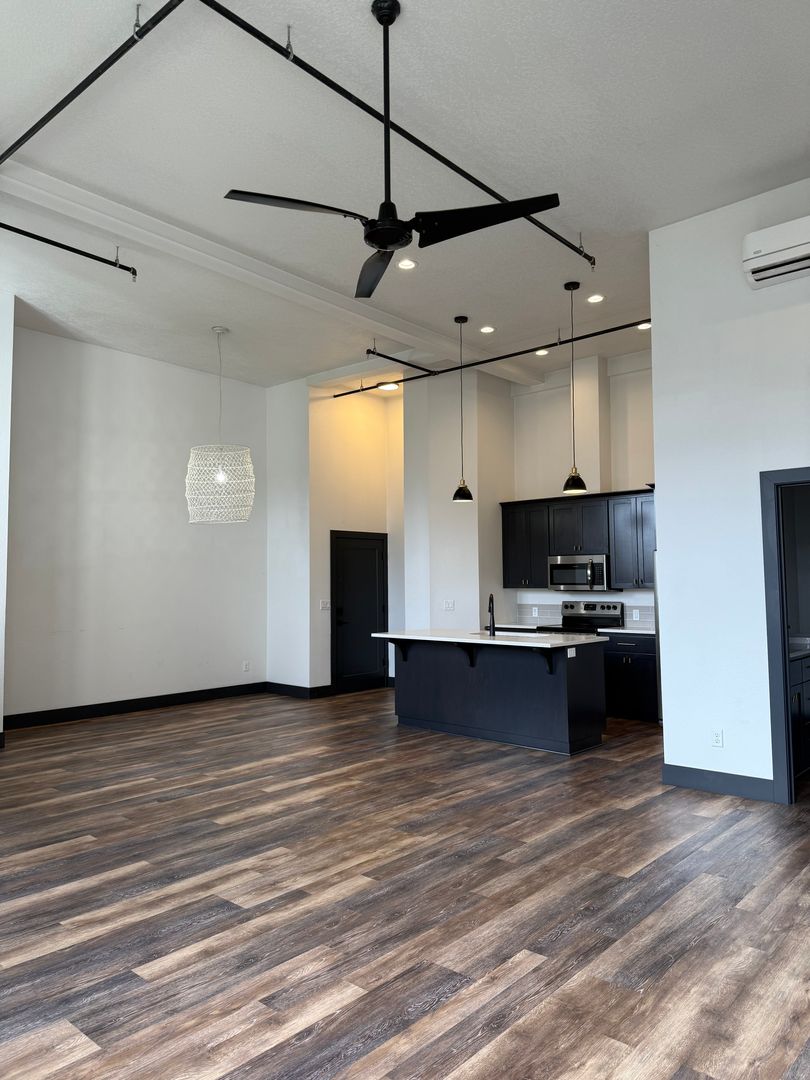 Newberg Apartment: 601 S Wynooski St