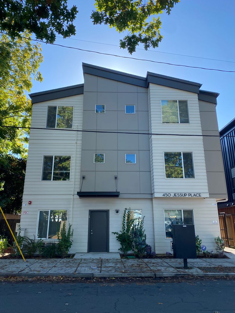 Portland Apartment: 450 NE Jessup St