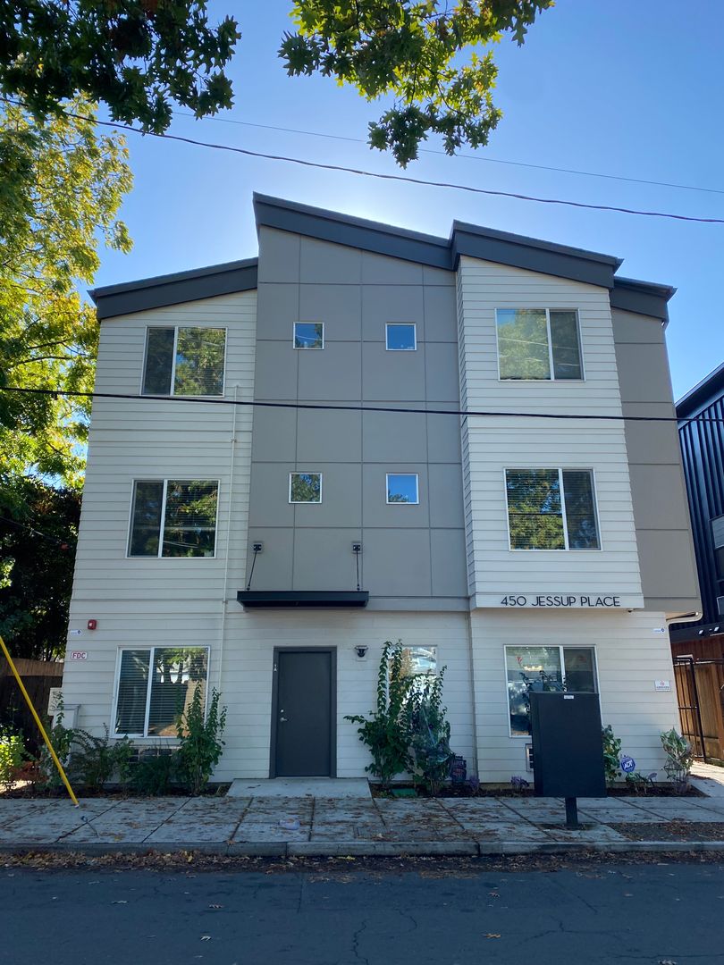 Portland Apartment: 450 NE Jessup St