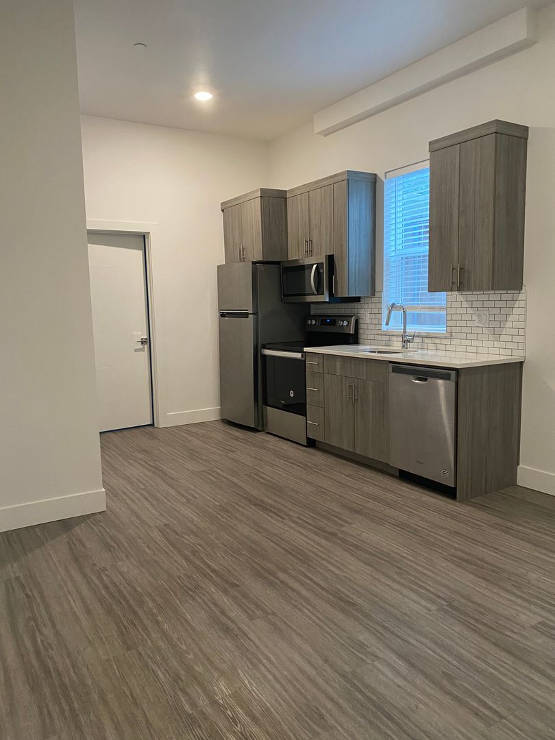 Portland Apartment: 5377 SE 18th Ave