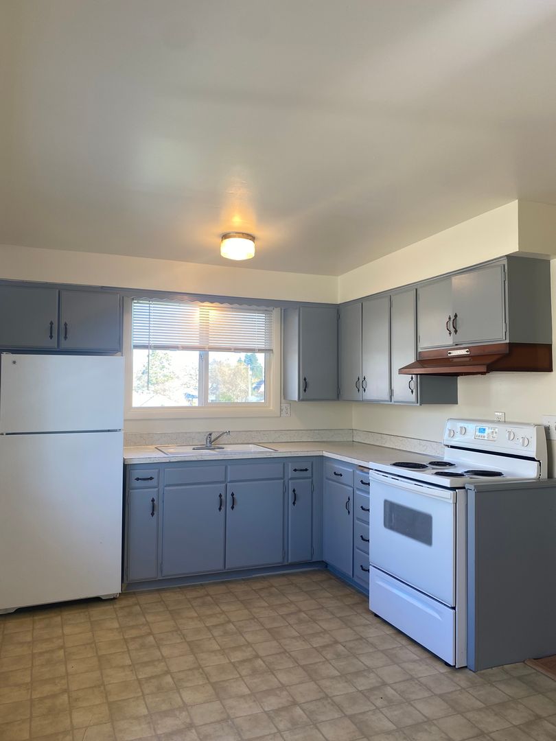 Milwaukie Apartment: 2001-2015 SE Oak Grove Blvd