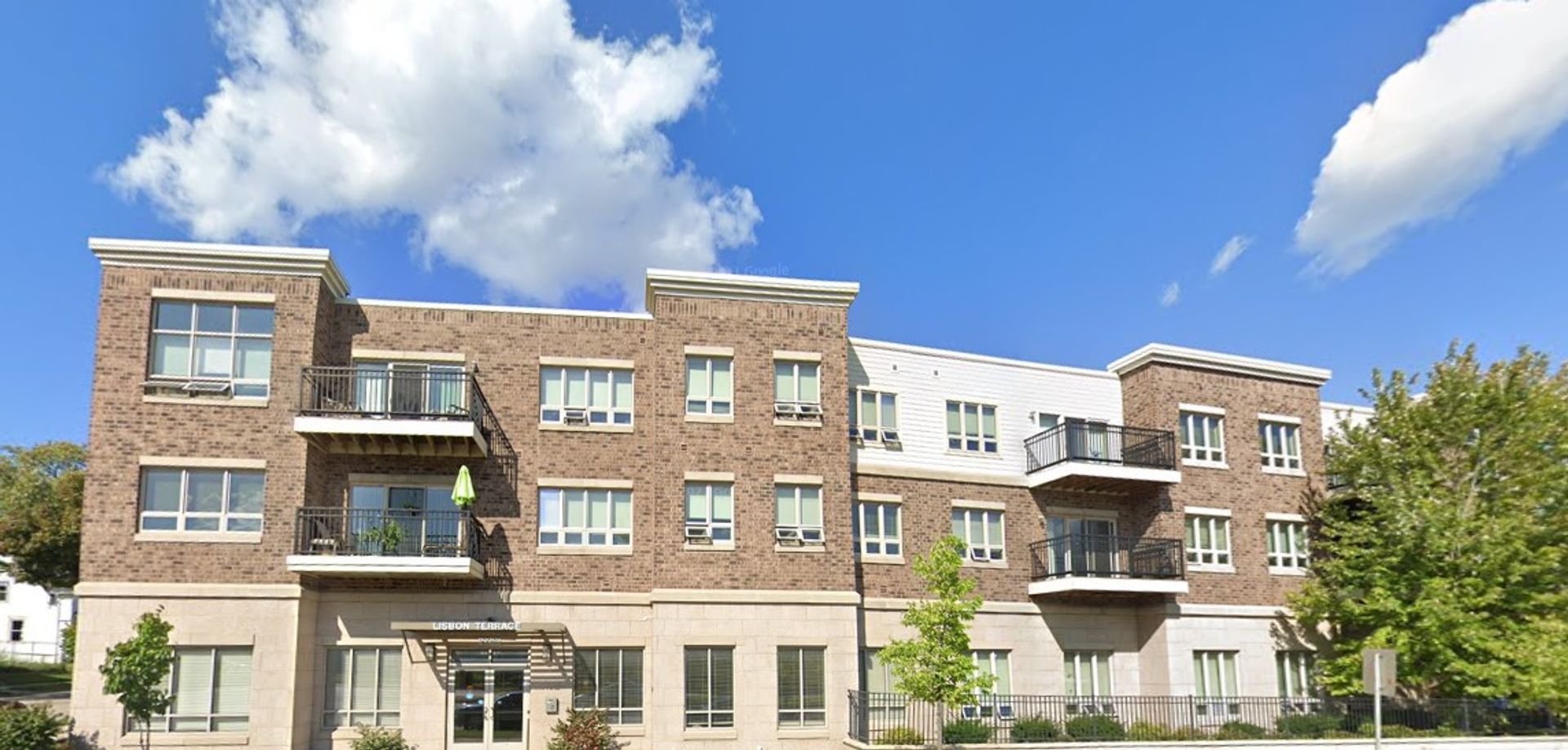 Milwaukee Apartment: 2730 W Lisbon Ave