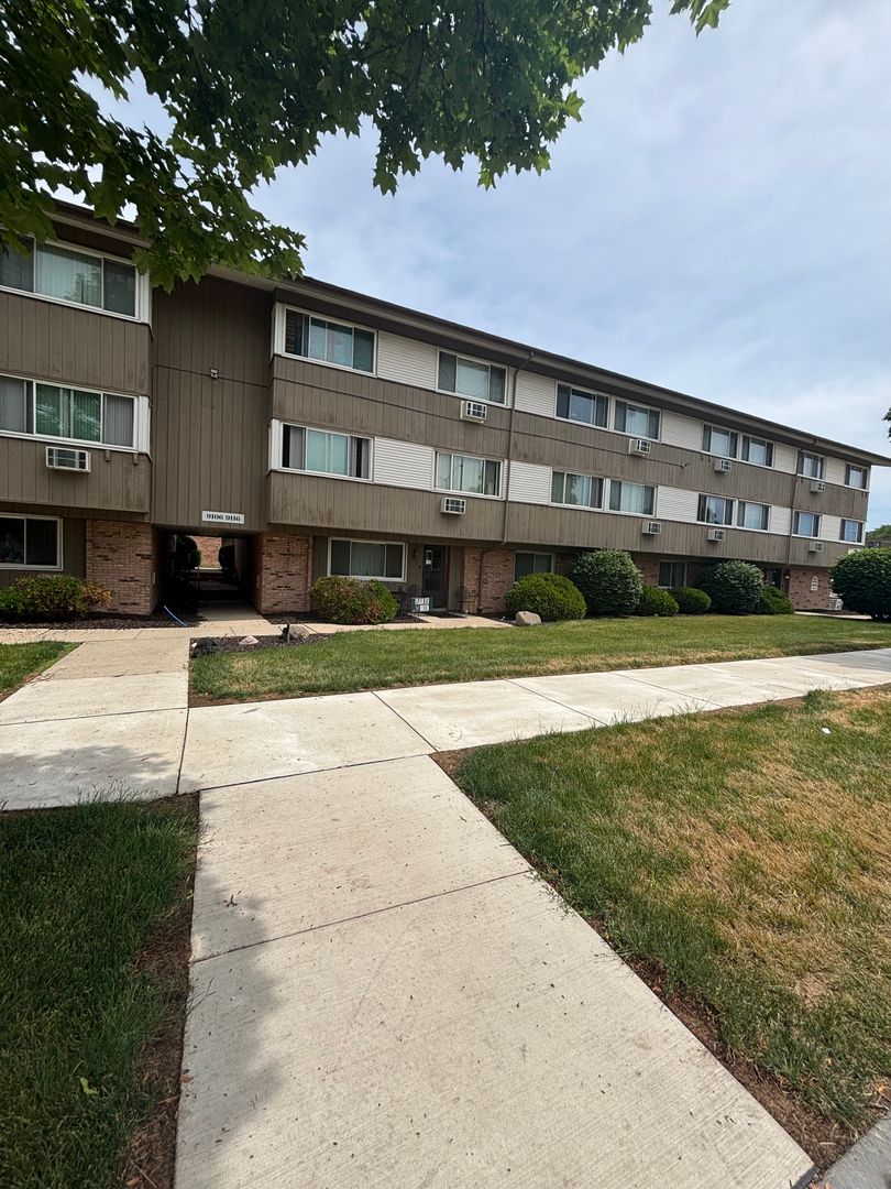 Milwaukee Apartment: 9100-9120 W. Lisbon Ave.