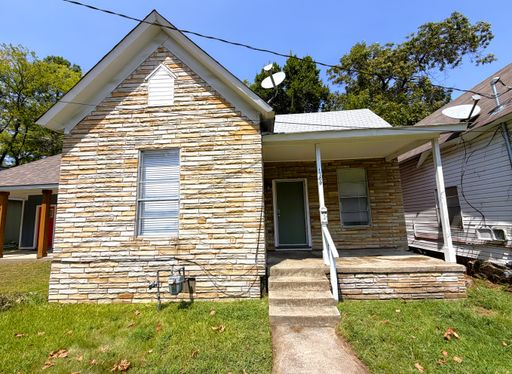 1309 W. 11th Street | 3 Bedrooms | 1 Bathroom **** 1/2 Off First Month's Rent!!! **** – photo 1