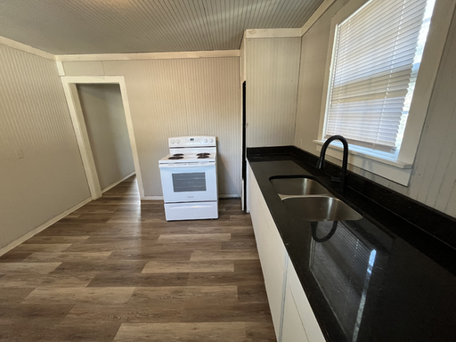 816.5 W. 24th Street | 3 Bedrooms | 1 Bathroom *** 1/2 Off First Month's Rent Special!!!! *** – photo 1
