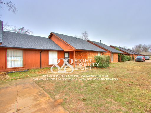 West Norman 2 Bed/1 Bath Duplex WITH Fenced Backyard! AVAILABLE NOW! – photo 1