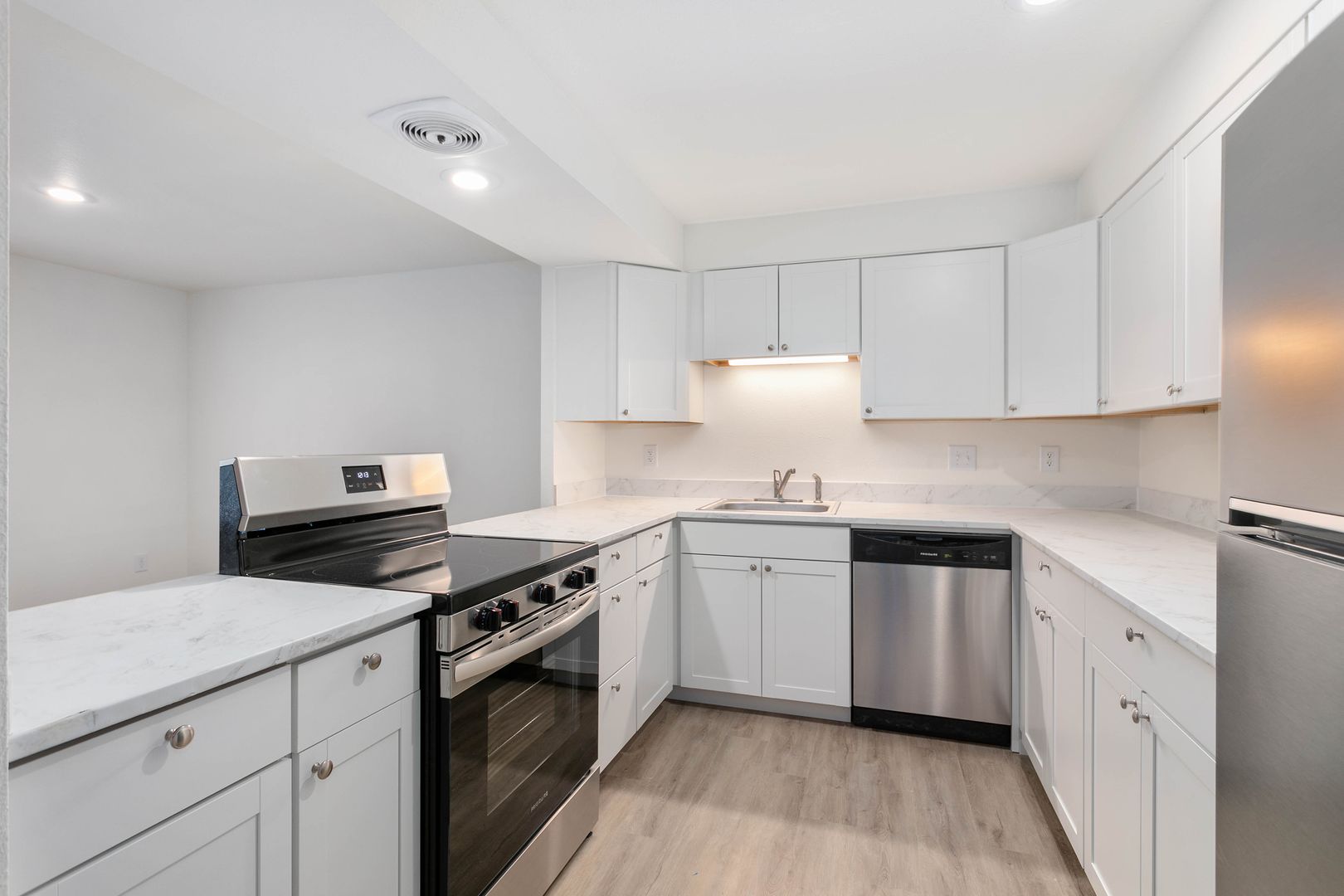 Bellingham Apartment: 2728 West Maplewood Ave