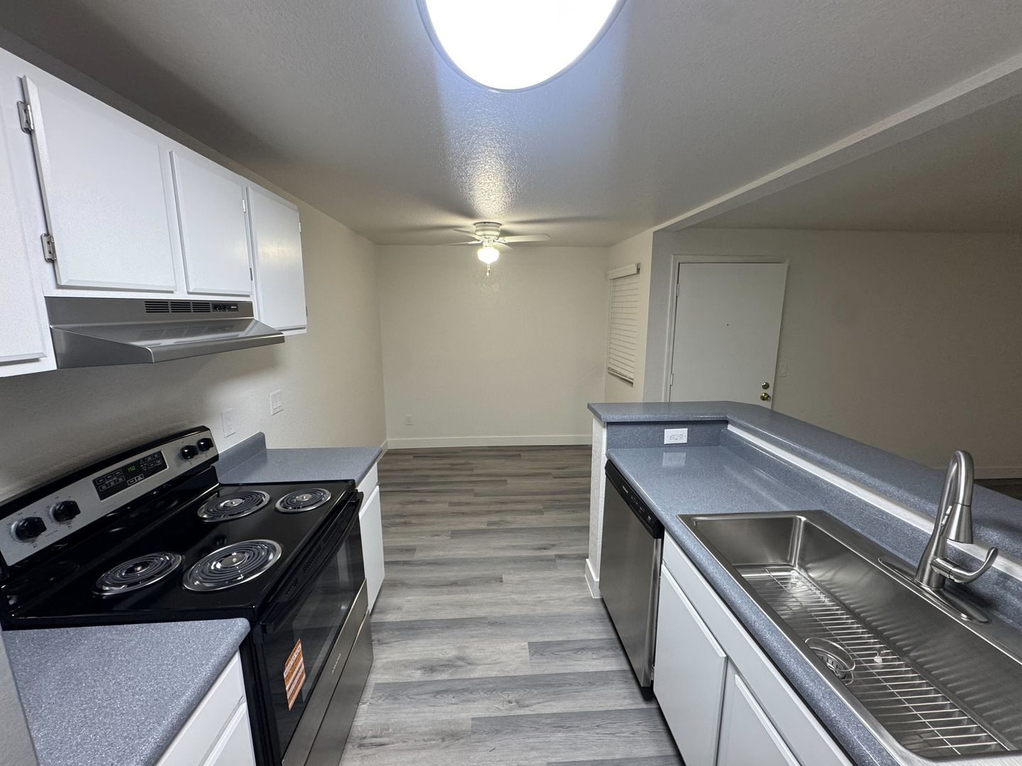 Burien Apartment: 327 S 177th Pl
